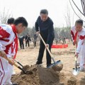 Si posadio drveće u Pekingu podstičući nacionalne napore u pošumljavanju u cilju izgradnje prelepe Kine