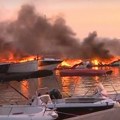 Pravi haos u Istri Vatrena buktinja guta sve pred sobom Gore brodovi ljudi skaču u more (foto)