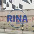 Језиве претеће поруке освануле у центру Чачка: "Смрт издајницима" написано на зиду Економске школе, полиција трага за…