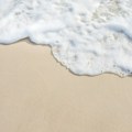 Ženu umalo progutao živi pesak dok je šetala plažom sa mužem: "Propala sam kao kamen"