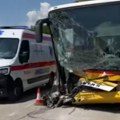 Prvi snimak nakon nesreće kod Šapca! Žena se automobilom zakucala u autobus, putnici povređeni