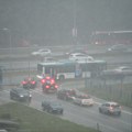 VIDEO Potpuni potop u Beogradu: Vozila se jedva probijaju kroz vodu, vozači guraju automobile na Autokomandi