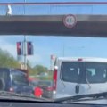 Lančani sudar kod Sava Centra: Tri vozila se sudarila u najbržoj traci ka Nišu, velike gužve na auto-putu (video)