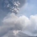 Stub pepela visok 5,5 kilometara: Najviši nivo uzbune u Indoneziji - vulkan eruptirao osam puta tokom vikenda (video)
