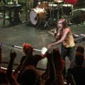 Legendarnog pevača (78) izneli u mrtvačkom sanduku sa koncerta: Publika u neverici, scena kao iz horora