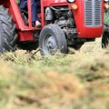 Leteći traktor nad alpima?! Farmer neophodnu radnu mašinu prevezao žičarom do teško dostupnog gazdinstva (video)