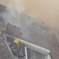Gori stan u Novom Sadu: Gust dim izlazi kroz prozor zgrade, vatrogasci se bori da obuzda vatru (Video)