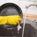 Evo zašto ne bi trebalo da sipate vrelu vodu u masni tiganj