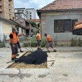 Građani rupi na asfaltu izbrojali 40 dana, pa komunalci došli da je „pokrpe“