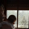 MIlan Vasić odveo sina na Kosovo, tamo ih zatrpao sneg: Glumac grli naslednika, nežan peizor iz doma