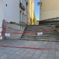 Opasno u centru Zrenjanina: Ograđeno stepenište između DDOR-a i Rimokatoličke crkve
