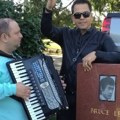 Snimak zbog kog ceo Balkan vrišti od smeha: Pevač zapevao na grobu Brus Lija - pašćete sa stolice kad čujete kako mu je to…
