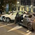 Uništeni automobili u Zemunu: Žestoka nesreće, delovi vozila svuda po putu (Foto)