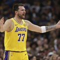 Luka Dončić izgubio živce na meču protiv Jokićevog Denvera! Šokiran gledao u sudije, nije mogao da veruje šta se desilo: Sada…