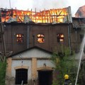 Izbio požar u Obrenovcu: Gori napušteni objekat, vatrogasci na terenu