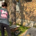 "Moj tata ima dva sina i obe smo ćerke!" Sestre vrednice napravile ršum na mrežama, nema posla koji ne znaju, cepaju drva…