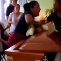 Da je živ, bio bi mrtav! Pokojnik za života imao dve žene koje nisu znale jedna za drugu - one to saznale na sahrani: Usledio…