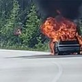 Buktinja na putu ka Mokroj Gori Potpuno izgoreo automobil ogroman plamen i dim zaustavili saobraćaj (video)