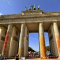 Brandenburška kapija osvetljena u duginim bojama nakon terorističkog napada