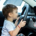 Uznemirujuće! Otac pustio sina od tri godine da upravlja automobilom usred grada, on držao gas i bodrio ga!