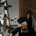 Treneri robota zarađuju do 900 dolara mesečno obučavajući mašine za kućne poslove