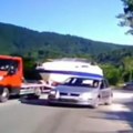 Jeziv snimak sa puta u Crnoj Gori: Preticao vozilo velikom brzinom, pa za dlaku izbegao stravičan sudar