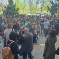 „Fakultet okupirali ljudi koji nisu studenti“: Skup podrške Dinku Gruhonjiću ispred Filozofskog fakulteta (FOTO, VIDEO)