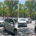 "Ponosan sam što sam Srbin" Nesvakidašnji prizor na Voždovcu, beogradski taksisti u koloni razvili srpske trobojke (video)