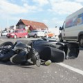 Dve osobe poginule u sudaru motora i automobila kod Zrenjanina: Motociklista podlegao povredama na licu mesta, njegov saputnik…