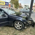 "Mercedesom" se zakucao u banderu: Teška nesreća u Čačku: Vozač prevezen u bolnicu (foto)