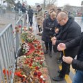 Opozicija odala poštu poginulima na železničkoj stanici u Novom Sadu, studenti blokirali saobraćajnice, nastavili sa…