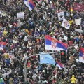 Скуп протиче мирно, студенти ипак упозоравају: „Ако дође до инцидената палимо плаве бакље, скидамо жуте прслуке и одлазимо“…