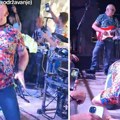 Šok, pao na kolena pa “šmrče” sa poda: Završio Bogosloviju, sad se ljudi čude šta radi u klubu