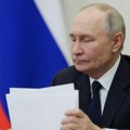Više stotina nezadovoljnih u redu ispred Putinove kancelarije, o čemu je reč? (VIDEO)