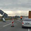 FOTO: Obustavljen saobraćaj na auto-putu Beograd – Novi Sad, kamion probio ogradu i udario u konstrukciju koja je pala