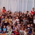 DOBROTA SE UČI DAVANJEM: Deca iz vrtića “Neven” donirala hranu Azilu za pse