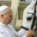 Papa Lav XIV dobio na poklon čistokrvnog arapskog belog konja: Novac od prodaje ide siromašnima