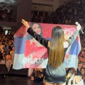 Ceca u Kraljevu raširila srpsku trobojku, na njoj slika i napisane 2 reči: "Ne postoji lepša zastava na svetu"