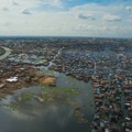 Kako ljudi uspevaju ovde da žive? Venecija Afrike - grad na vodi u kojem ljudi žive bez struje u siromaštvu i mutnom moru
