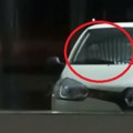 Ledeni znoj ga oblio kada je otvorio vrata! Doktor snimio "čoveka" u autu ispred klinike, scena je jeziva (video)