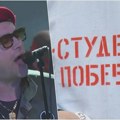 Dejmon Albarn, frontmen benda Gorillaz, na nastupu nosio bedž "studenti pobeđuju"