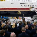 Bela kuća prestavila novi predsednički avion "Air Force One": Tramp trijumfalno sišao niza stepenice