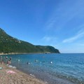 Ova plaža u Ulcinju jedna je od najneobičnijih destinacija na Jadranu: Žene joj se vraćaju godinama, evo zašto