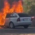 Beli mercedes u plamenu: Izgoreo automobil na Novom Beogradu (video)