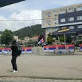 Građani se i danas okupljaju na severu Kim Kfor uklonio žicu oko sedišta opštine Leposavić