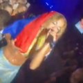 On je riti ori dao srpsku zastavu! "Selfi" snimak zapalio društvene mreže - sama mu je uzela sa ramena! (video)