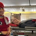 Najviša žena na svetu prvi put letela avionom: Jedva izveli putovanje, morali da uklone 6 redova sedišta! (foto)