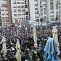 Srbi ispunili glavni trg u severnoj Mitrovici: Tuga i bol! Svi se opraštaju od poginulih u Banjskoj (video)