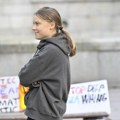 Greta Tunberg ponovo nepokorna policiji na ekološkim protestima, pa kažnjena