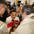 Božićna liturgija u Hramu: Ceca i Veljko stigli među prvima, Viki sa porodicom, veliki broj poznatih (foto)